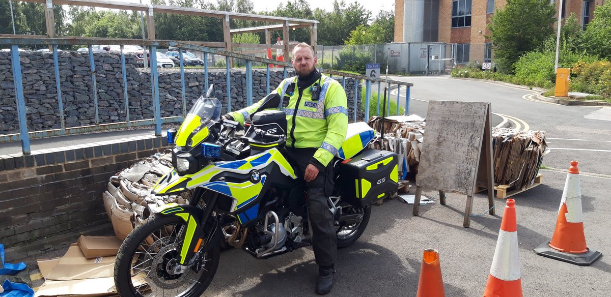 DerbysRPUBikers's tweet photo. Latest addition to our fleet of bikes has arrived. The #BMW #GS850 Here we see @TrafficCopsUK TV star and all round Hero, Pc Dave Mac beside himself with excitement at being first to ride the brand new kit. Or is he just grumpy in general.? No one wants to scratch it 🤣. https://t.co/wGQ4TlfDwe