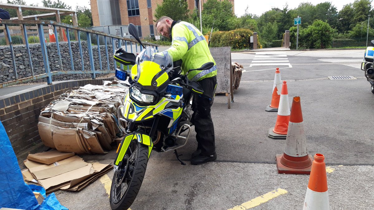 DerbysRPUBikers's tweet photo. Latest addition to our fleet of bikes has arrived. The #BMW #GS850 Here we see @TrafficCopsUK TV star and all round Hero, Pc Dave Mac beside himself with excitement at being first to ride the brand new kit. Or is he just grumpy in general.? No one wants to scratch it 🤣. https://t.co/wGQ4TlfDwe