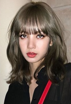 Taylor Swift and Lisa from BlackPink same energyA Thread