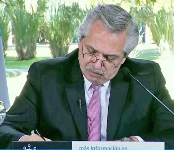 LicBeltranEdg's tweet photo. Colores con O, colores con O, ... Oscuro https://t.co/ZnRCv18hNp