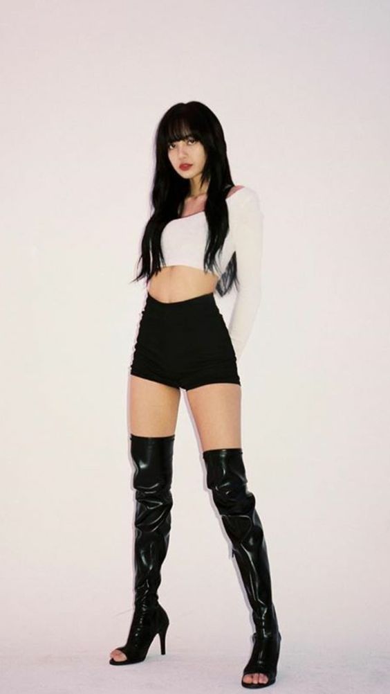 Taylor Swift and Lisa from BlackPink same energyA Thread