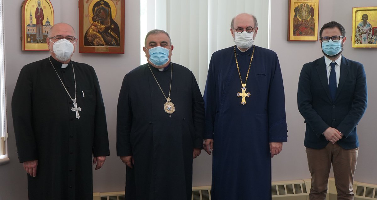 svotspresident's tweet photo. It was a pleasure meeting His Grace Vahan Hovhanessian (#SVOTS #Class of โ89), the Primate of the #Armenian Diocese of #France.
His Grace visited his alma mater last week accompanied by Fr. Mardiros Chevian (SVOTS Class of โ76), Dean of St. Nersess Armenian Seminary. https://t.co/crPxU5grkn