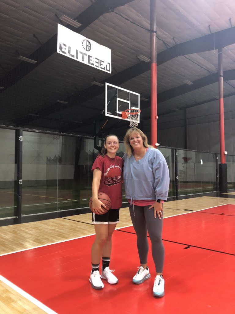 jenna3braun's tweet photo. Thank you so much for playing with me on your birthday, @LyndseyFennelly! https://t.co/I1k9eQ1qEJ