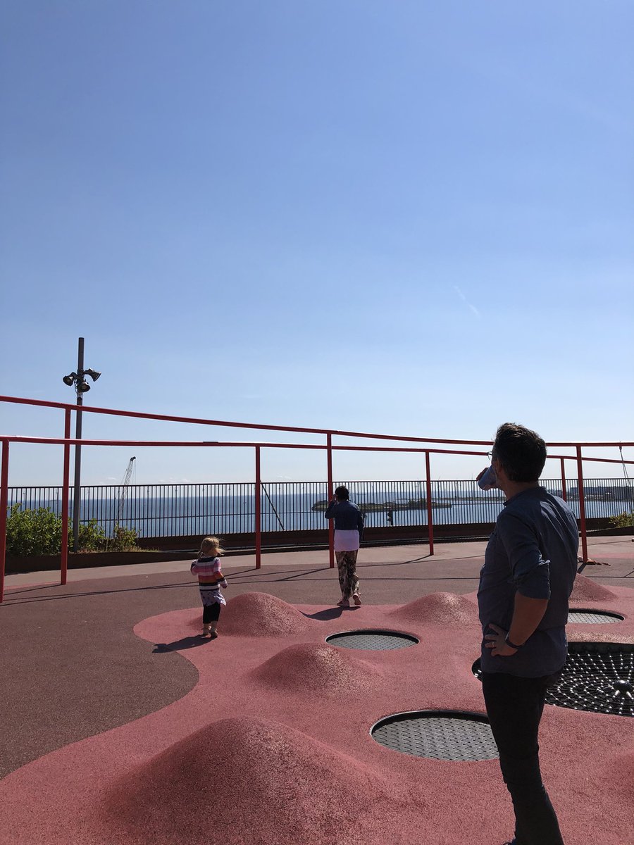 careau's tweet photo. Wat trouwens echt leuk is, is ‘konditaget’: het sportdak. Bovenop een parkeergarage, een gigantische speeltuin + outdoor sporttoestellen met uitzicht op de Øresund en Zweden. De peuter wilde er niet meer weg. https://t.co/VMZJf7ZI0N