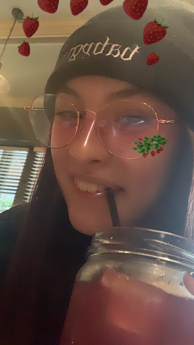 Doms_pinksocks_'s tweet photo. STRAWBERRIES 🍓🖤 #iloveyungblud #getmenoticed #yungbludbhc #strawberrylipstick #strawberrylipstickradio #BlackLivesMatter #yungbludfan #instastory #askadam @yungblud @_AdamWarrington @tmpllnt https://t.co/bsyyFcTuk2