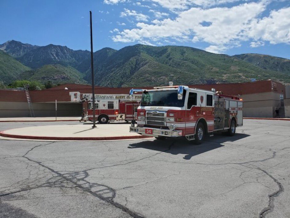 SLCScanner's tweet photo. #Sandy #LonePeakElementary @SandyCityFD we’re dispatched at 1153am to the school. On arrival they advised of smoke/flames coming from the roof of the structure on the north side. Contained to a small area. No injuries reported. Minutes ago #LossStop 📸: @SandyCityFD https://t.co/LRW1gGHgBg