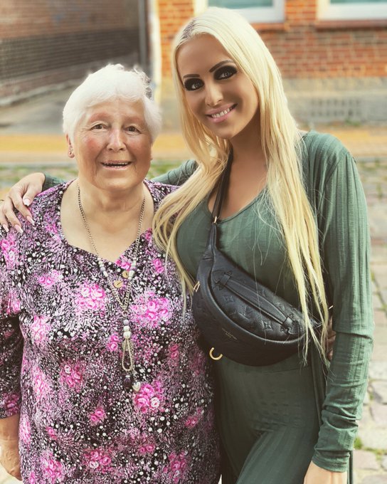 Meine liebe Omi ist heute 86 Jahre alt geworden 🌺 Ich bin so froh, dass ich meine Omi noch habe! Auf<a href="/tag/neuesprofilbild"class="tags"><span>#neuesprofilbild</span></a>