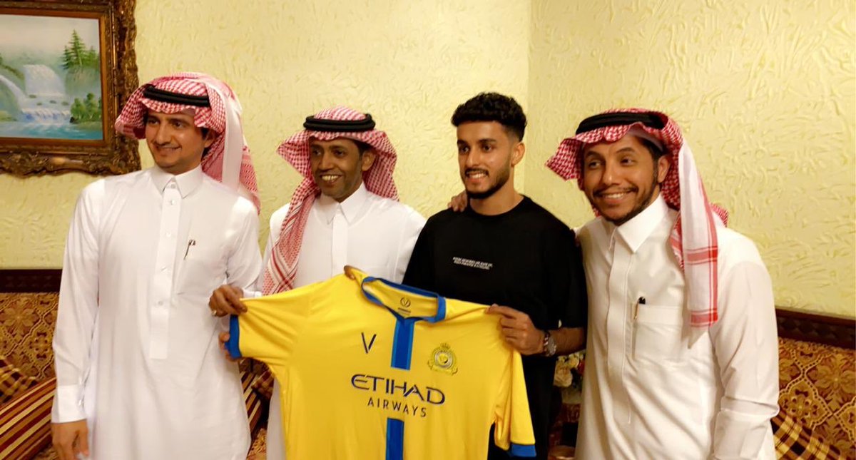 AzizbagBag's tweet photo. الف مبروك ياجمهور الشمس..
تم الظفر بالموهبه .. عبدالعزيز العلاوي.
ظهير ايسر نادي احد.
كل الشكر والتقدير لإدارة العالمي..الدكتور صفوان والمشرف العام عبدالرحمن الحلافي.على جميع هذه الجهود .. والقادم أجمل .. بإذن الله🌹💛💙🌹💪💪 https://t.co/FOHMjUoEbG