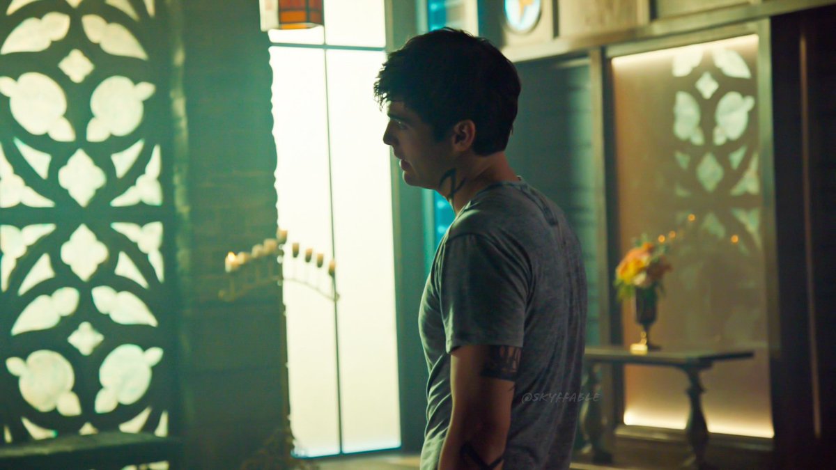 Magnus checking him out. Yes! Finally. Alec's so done. Sksksksksk.