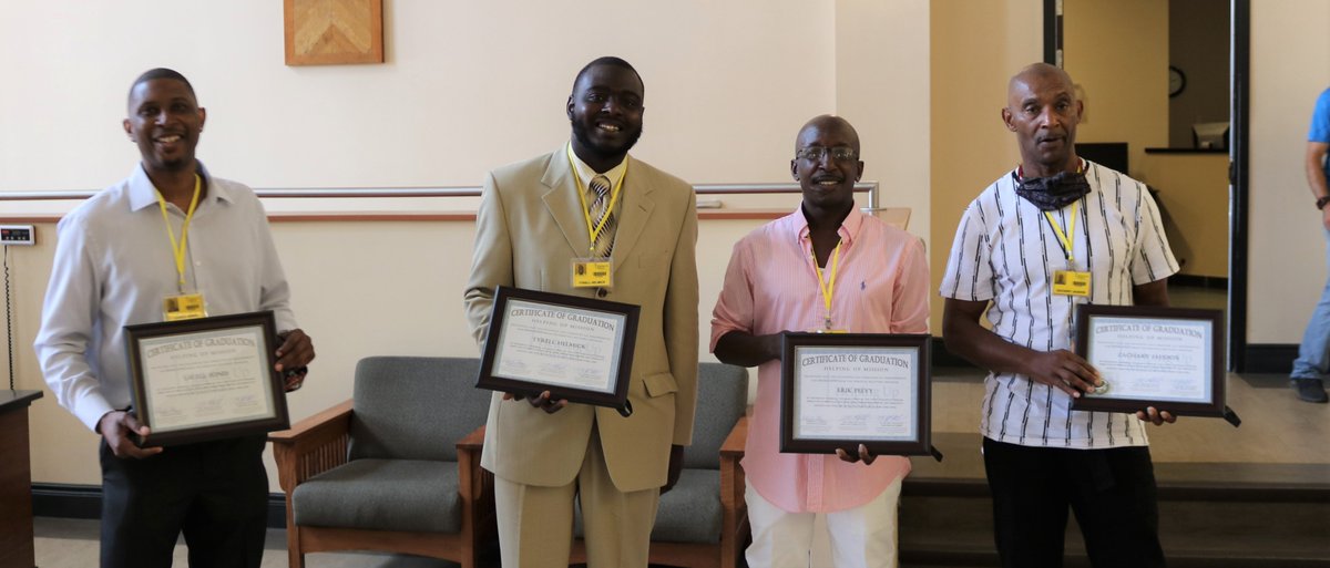HelpingUp's tweet photo. Ladies and gentlemen, today we celebrated 5 men graduating from our Spiritual Recovery Program. Congratulations Lavell, Tyrell, Erik, Zachary, and Jason (NP) on your life-transformation. May your smiles brighten the weekend for all of your HUM family.
#itswhatwedo #HelpingUp https://t.co/6VAcDR1kt0
