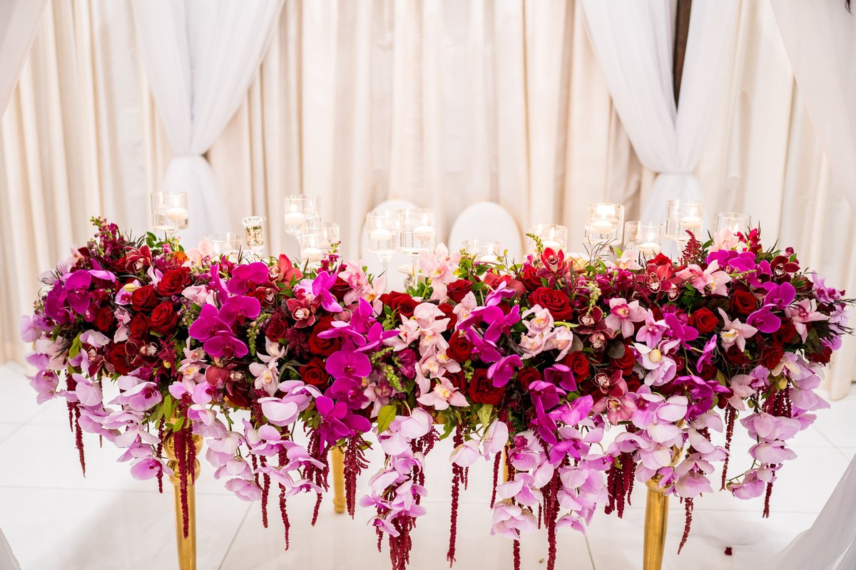 LABanquets's tweet image. These pink and red #florals create the most breathtaking #headtable. 🌹#LABanquets
Photo by: @theIDoPhotography on Instagram