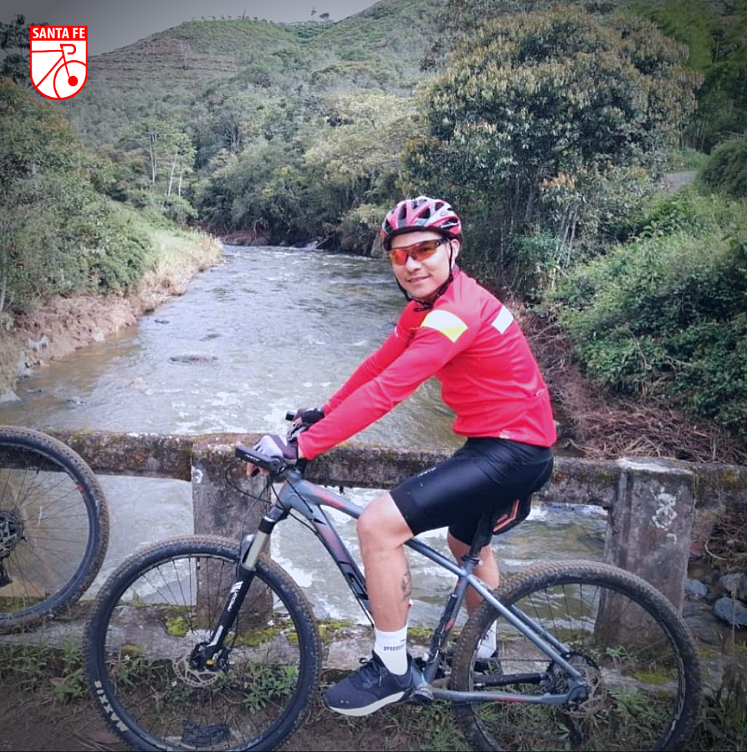 CiclismoSF's tweet photo. Nuestro querido León dando biela y reactivando su entrenamiento en las montañas. 🔥🇮🇩🔥
#SantaFeTeam https://t.co/YIgKlofST6