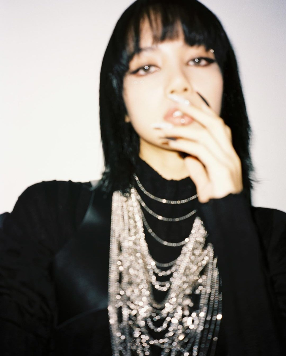 Taylor Swift and Lisa from BlackPink same energyA Thread