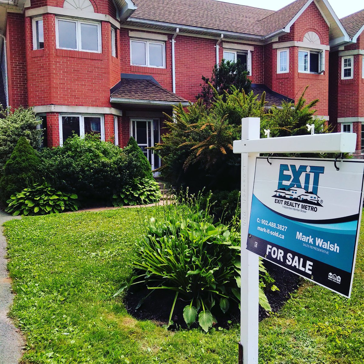 MCWHFX's tweet photo. Trailwood Place! 3 bed/4 bath end unit w garage. Beautiful gardens w park and great schools. Call/tx Mark 9024883827 https://t.co/7gUEr6aXGB