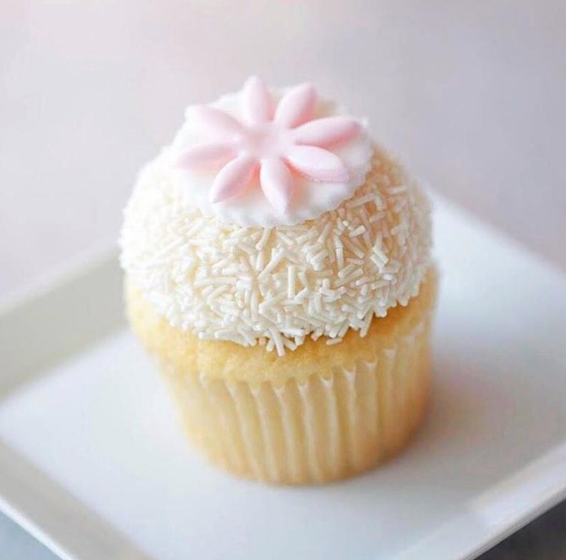 Whoever said vanilla was boring had obviously never tasted a #KarasCupcake Sweet Vanilla Cupcake! Must be something about our Madagascar bourbon vanilla frosting.... ✨ #TheSanFranciscoSweet