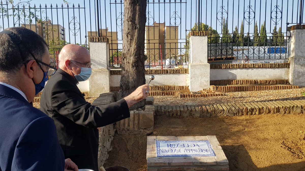 D. José Vilaplana se despide de la diócesis desde el Santuario de la Cinta y regala a la patrona de Huelva una mitra con su lema episcopal. Previamente ha bendecido una rosaleda con su nombre en los jardines del santuario.