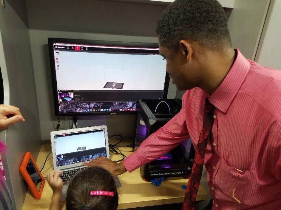 fast_science's tweet photo. Join Marlon Moore for, “Computer Science + STEM at the Library” on the last day of the FAST Mini-Conference. Save your seat at https://t.co/PZazJzh0Ao. #STEM #Miami #YouMakeMiami #TechnoBus #Science #FASTscience https://t.co/SseIjrrom6