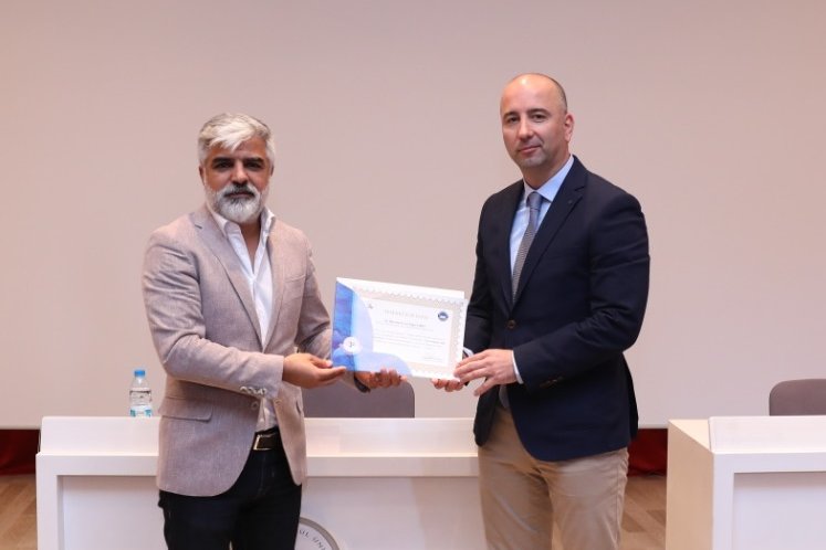 erkangoksu1's tweet photo. #universitemDEU 'nun #15Temmuz Milli Birlik ve Demokrasi Haftası etkinlikleri kapsamında #DEUSBE tarafından düzenlenen "Türk Tarihinde Milli Birlik ve Demokrasi" konulu panele katıldık. Prof. Dr. Dilşen İnce Erdoğan ve Dr. Öğr. Üyesi Tolga Şahin'e teşekkür ediyorum. https://t.co/EeP6JFbl6N