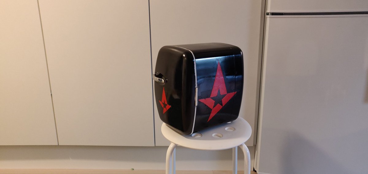Kosanderr's tweet photo. #Astralication
Bought a used minifridge. Decided to paint it💁🏼‍♀️ Here are results and picture from before. @astralisgg https://t.co/HScBDHToTS