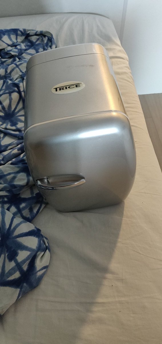 Kosanderr's tweet photo. #Astralication
Bought a used minifridge. Decided to paint it💁🏼‍♀️ Here are results and picture from before. @astralisgg https://t.co/HScBDHToTS