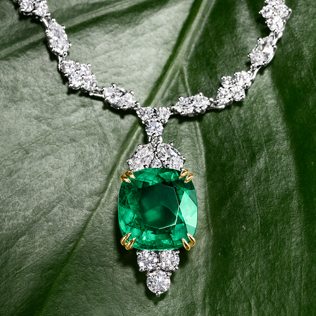 HarryWinston's tweet photo. All eyes on the extraordinary emerald. An exceptional jewel that captures the spirit of ‘what nature and man combine to make.’ – #HarryWinston. Discover mesmerizing jewels from the House: https://t.co/B1wAKLPZPN #WinstonSummer #HighJewelry https://t.co/WCO77a0Kj4