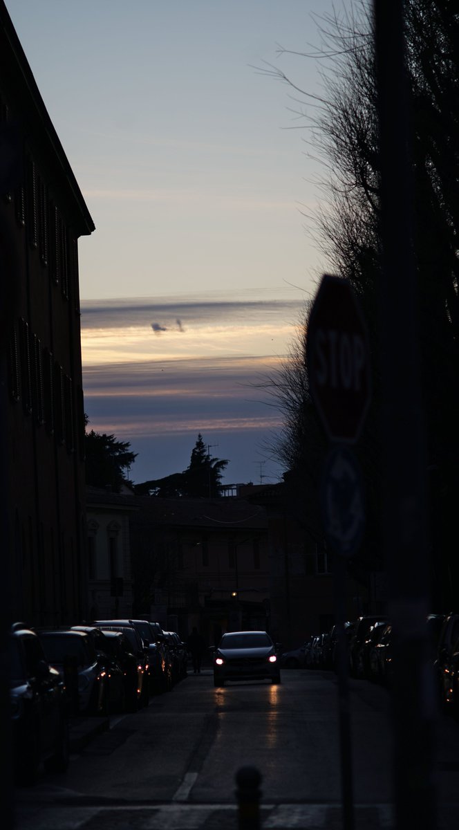giovannitundo's tweet photo. L'ora della quiete, che quite non è mai.
Dove pensi, chiami e torni, per poi abbandonarti alla fine del giorno. Luci, penombre, segni & sogni. #Photography #Bologna #ViaSaragozza
~
#PattiSmith Group - Frederick
https://t.co/7StcTECYdy https://t.co/AtbTNtmozp