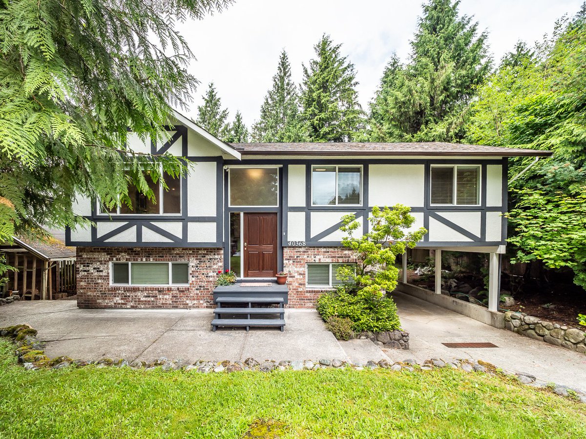 BlackTuskRealty's tweet photo. This charming Garibaldi Highlands home has been fully renovated and ready for you to move in! 
📍40368 Kintyre Drive | Agent: Marianne Wilson Personal Real Estate Corporation
.
.
.
#squamishrealestate #seatosky #dreamhome #househunting #homeoftheday #westcoastliving #classichome https://t.co/itJJOeUGHy