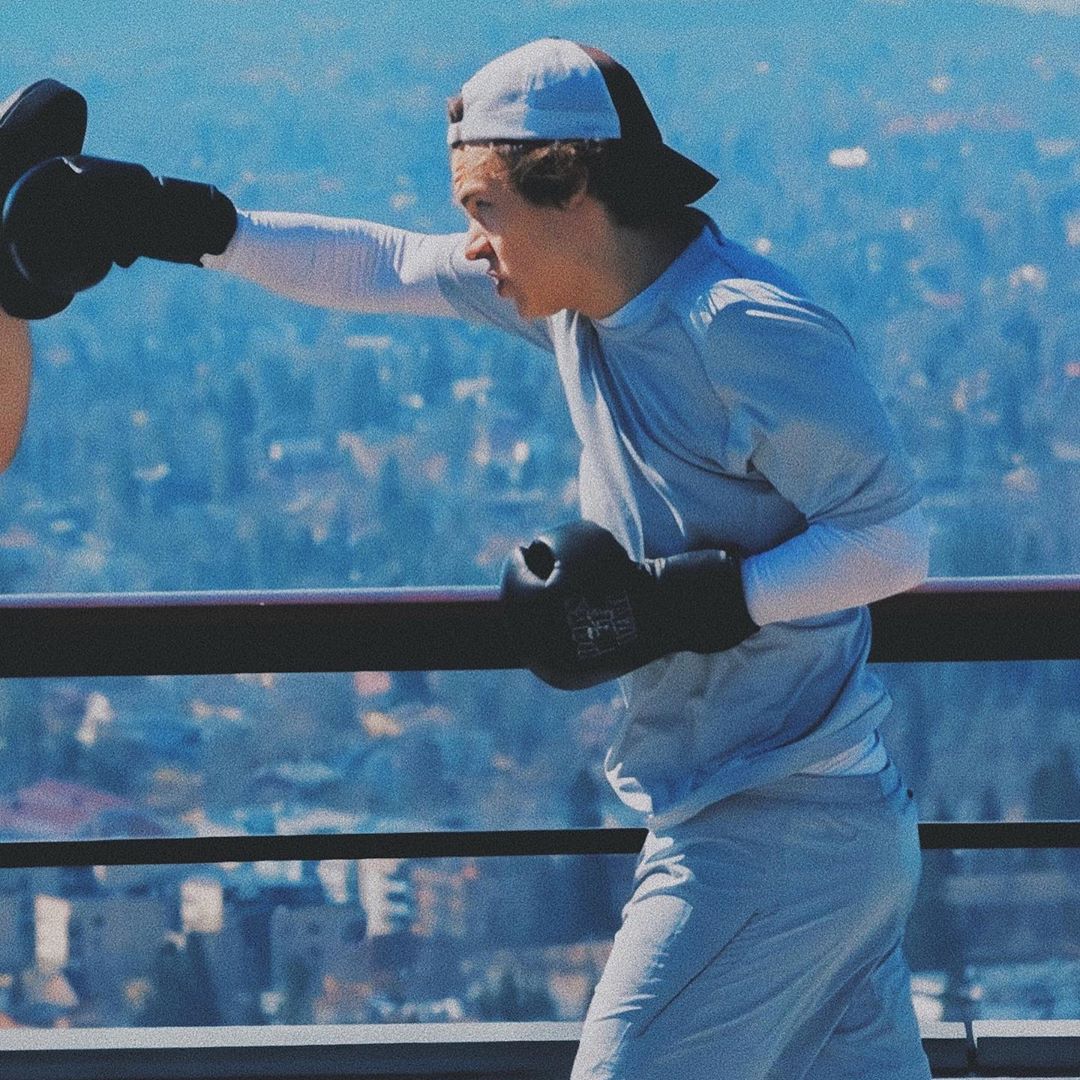 picshs's tweet photo. Harry boxing https://t.co/z3vtDVMnXc