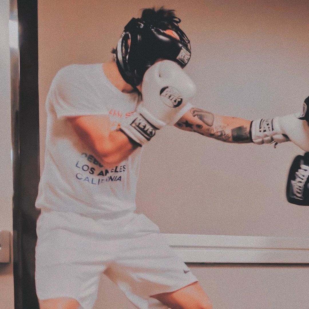 picshs's tweet photo. Harry boxing https://t.co/z3vtDVMnXc