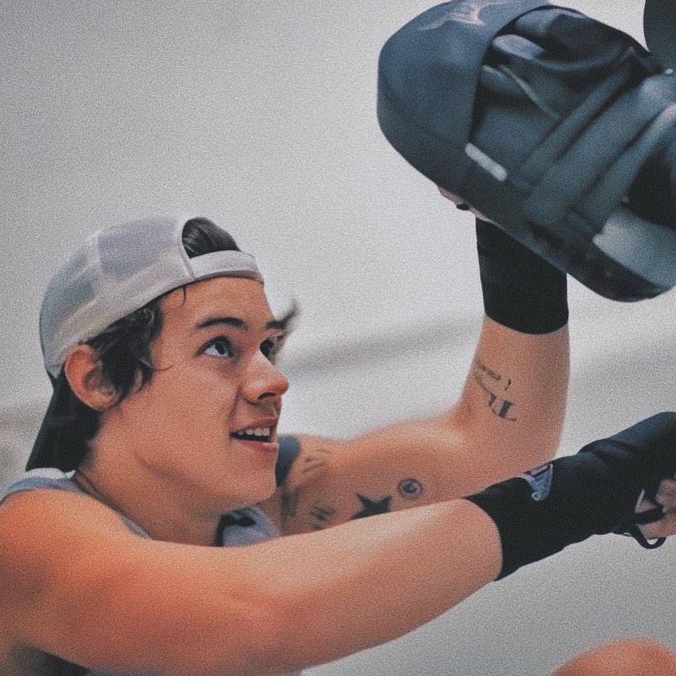 picshs's tweet photo. Harry boxing https://t.co/z3vtDVMnXc