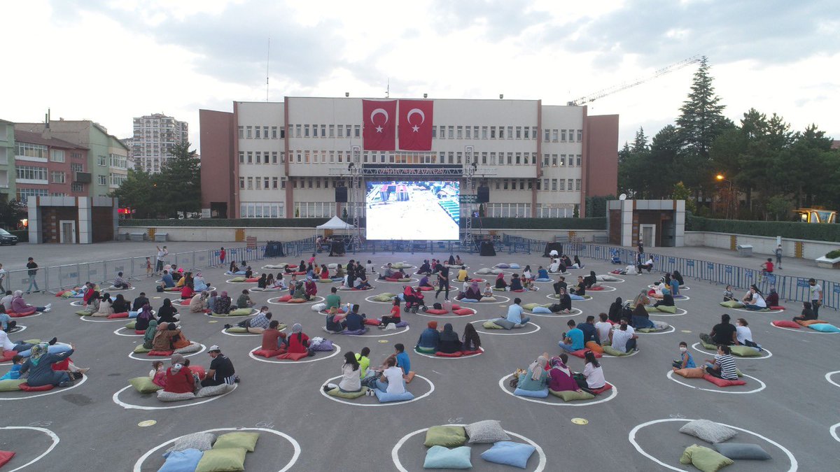 belediye51's tweet photo. Açık havada minderli sinema 😊
New York Belediyesi yapsa beğenirdiniz ama Niğde Belediyesi yaptı 😎 https://t.co/TKCThAW18M