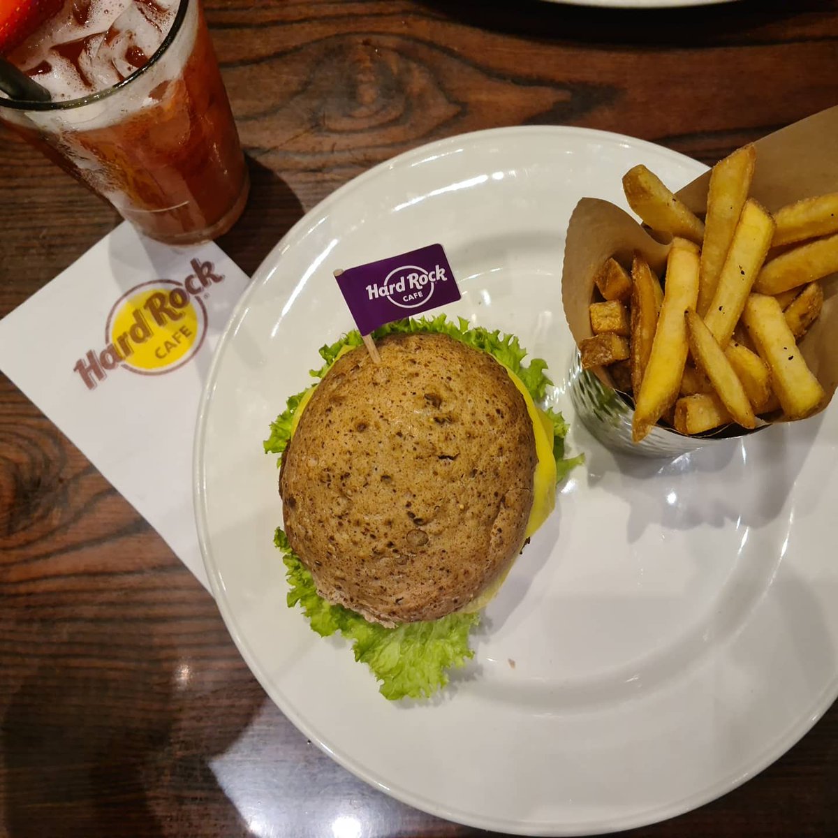 Allergic_Foodie's tweet photo. #AD My first trip out to a sit down meal since lockdown, who doesnt love burger and chips!
@HardRockCafeMCR @bemusedbackpack
▪︎
#visitmanchester #hardrockcafemanchester #visitmanchester #ledgendsonly #hardrockpartner #glutenfree #coeliac #glutenfreefood https://t.co/TFRTVOyrQZ