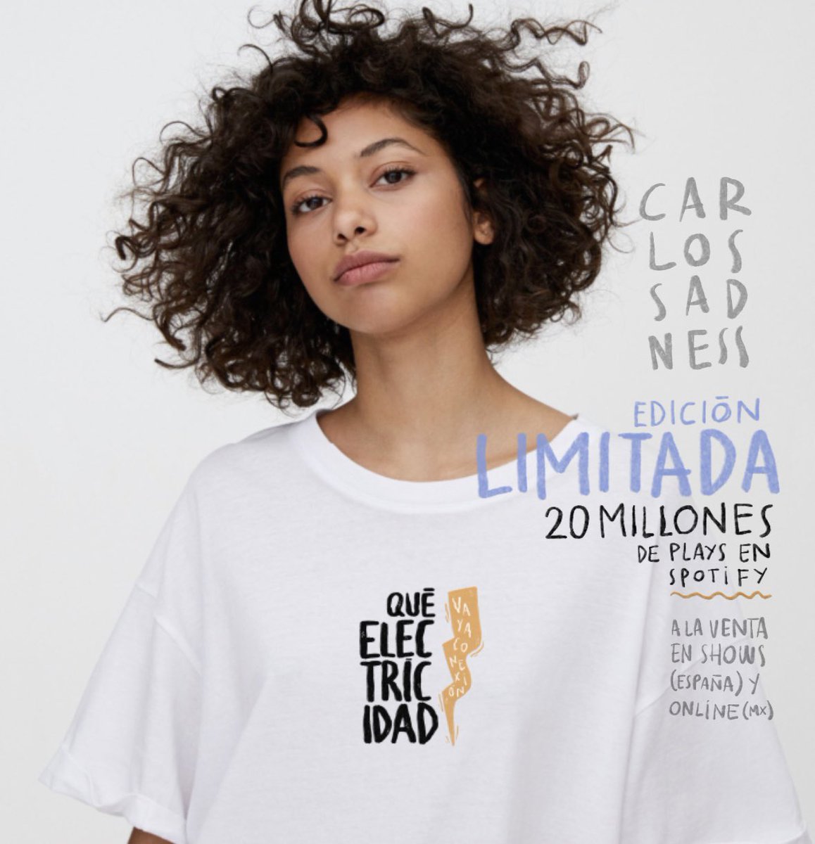 CarlosSadness's tweet photo. Estrenamos camisetas de Qué Electricidad (mas vale tarde...) en el merchand de Alicante!! También online si estás en México. https://t.co/zyoRmoIr6d