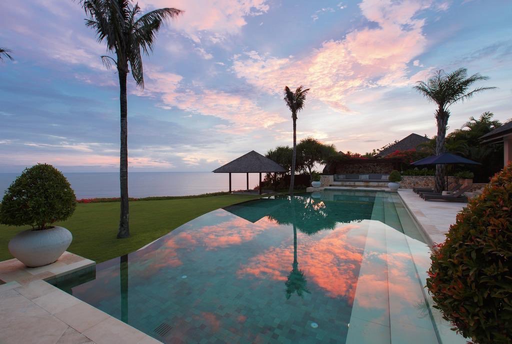 INTERIORPORN1's tweet photo. A beach resort in Indonesia 🌴 https://t.co/mx0x98ODuM