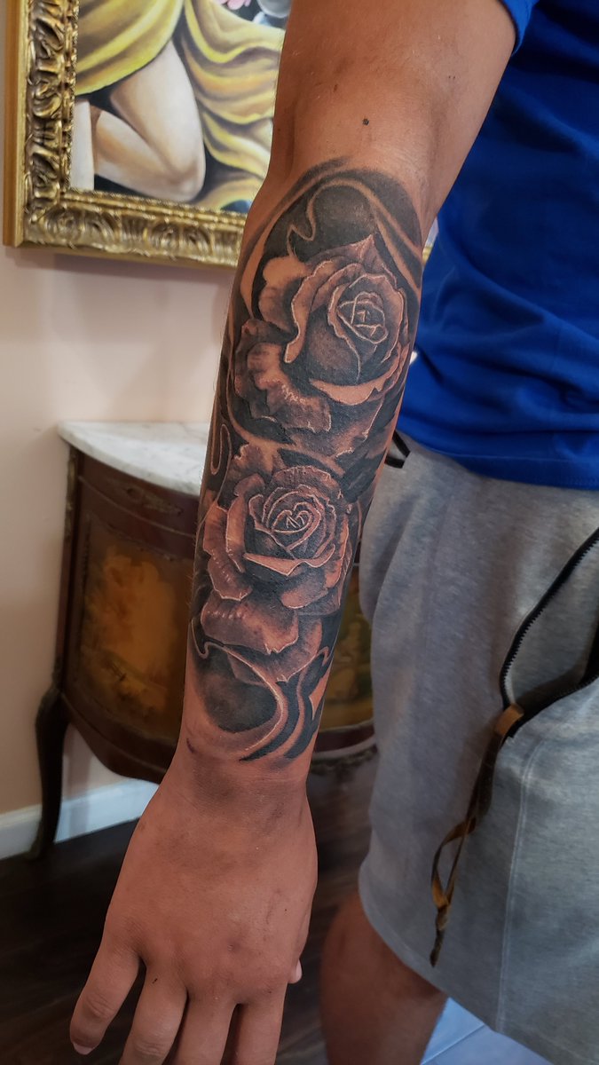 hardinktattoo's tweet photo. Rose's are grey https://t.co/dzdM8HKaWD