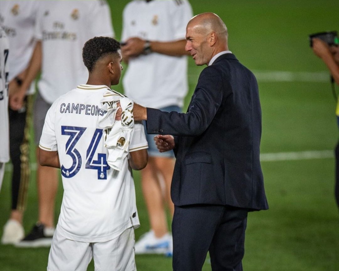 RodrygoGoes's tweet photo. Gracias Zizou!!! 🏆 https://t.co/PUQlTiKgzc