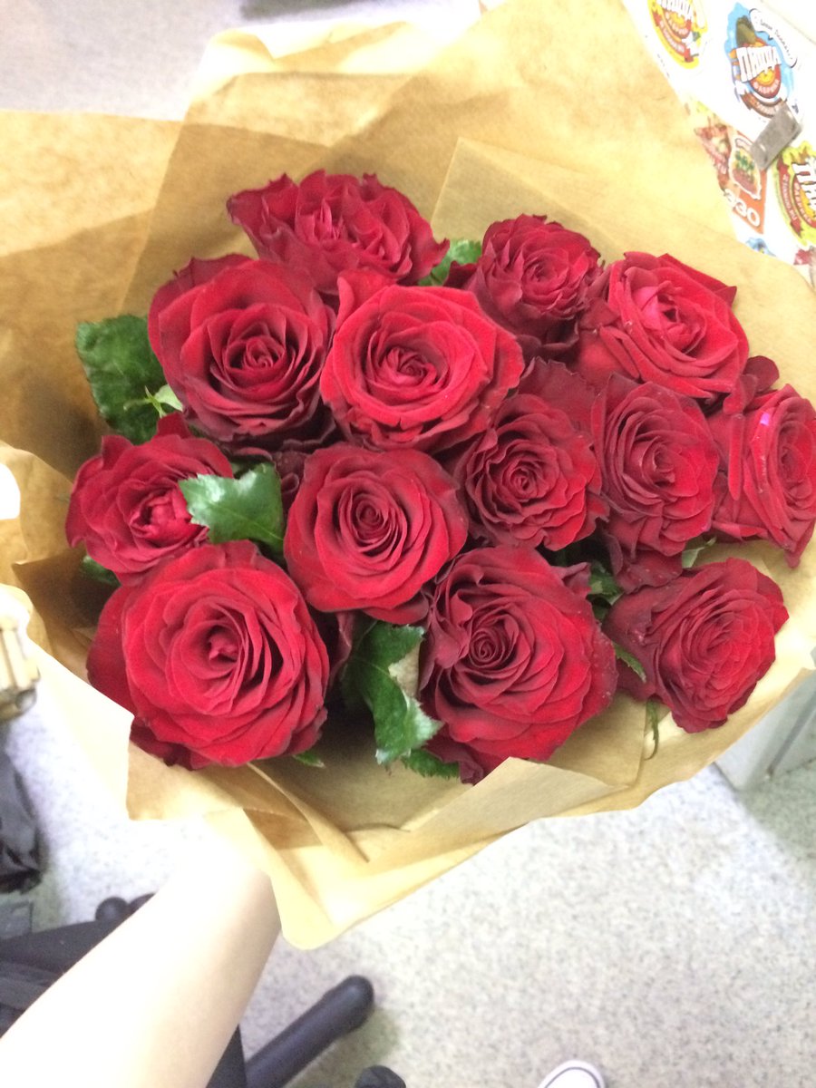 pinguin_mtd's tweet photo. С одной стороны, конечно, очень и очень мило когда тебе на работу приносит курьер цветочки. Но с другой - кто ты и что тебе от меня нужно??!??!! https://t.co/qkOkrFLzUB