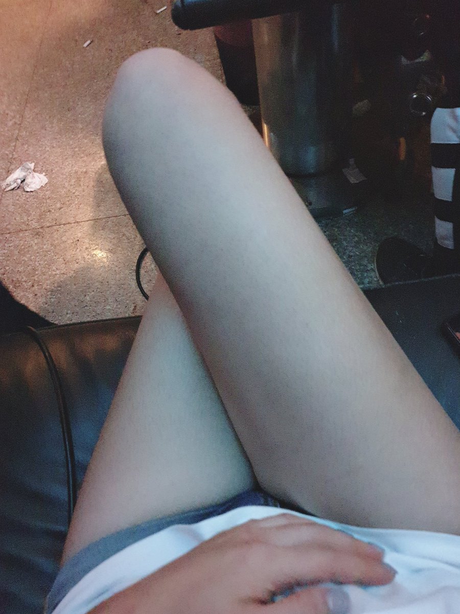 Chanel_cocon's tweet photo. 小肥臀把褲子撐短了一直卡我B
我不蘇胡！我肥我錯！
還有隔壁那位先生，手不要一直伸過來捏大腿好嗎！我知道很肥美，但我卡B就在不爽了你還來亂！ https://t.co/04zG4UJPZy