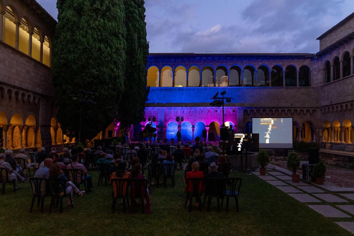 cugatmedia's tweet photo. Comença el concert de Nits de clàssica amb Pere Bardagí &amp; Albert Romero i Cristina Casale

🔴 Segueix-lo en DIRECTE a #CugatMèdia 👉  https://t.co/oqzzGdFVvv 

#SantCugat #SantCugatAescena @ajsantcugat @EstherMadrona https://t.co/HLNVjtuo3Y