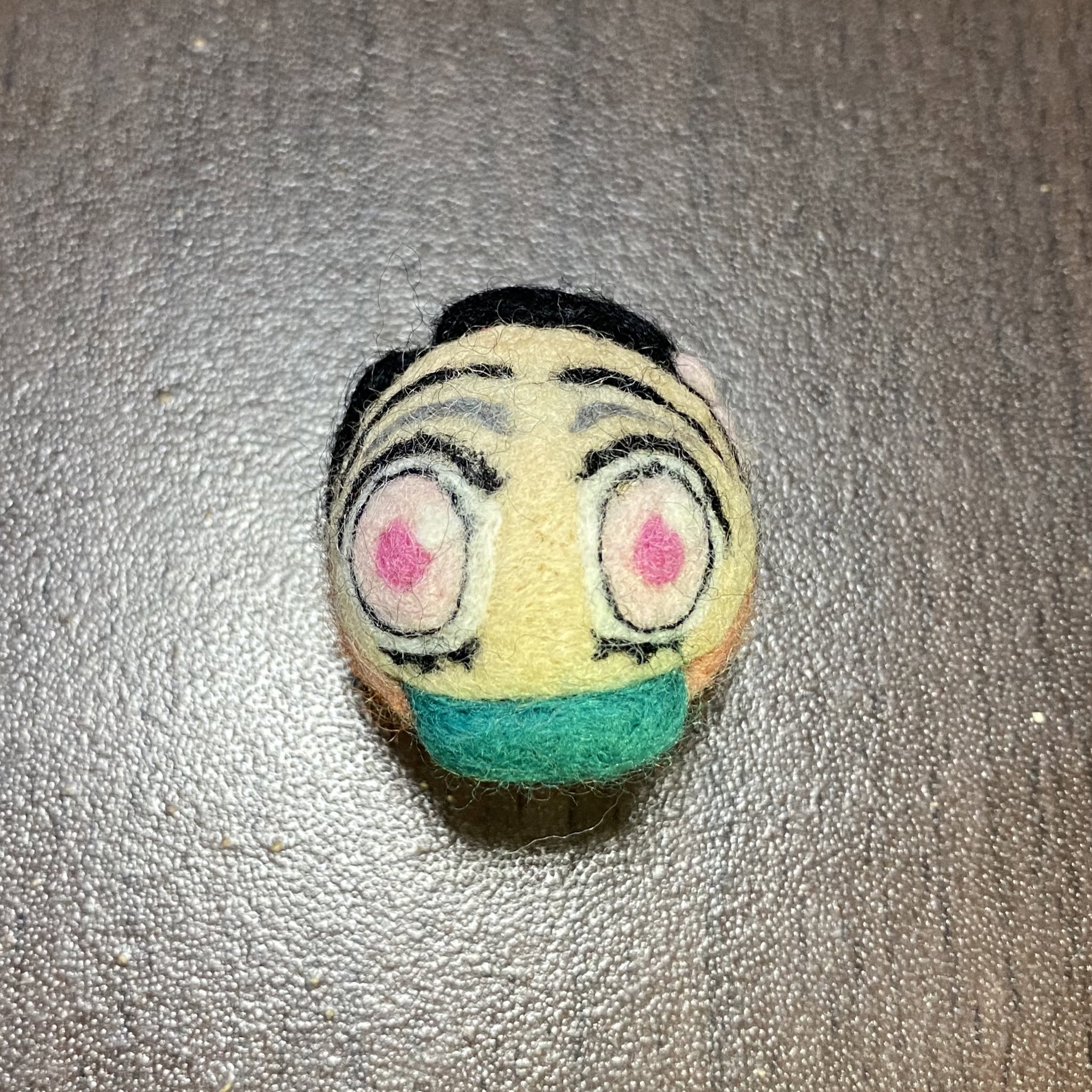 ドン 羊毛フェルトで作りました キャラ玉 鬼滅の刃 竈門禰 豆子 久しぶりだから軽めに作るつもりが帯で気合い入れて細かく作ってしまった 可愛らしくピンクの紐を使いストラップ仕様に仕上げました 羊毛フェルトだドン 鬼滅の刃 竈門禰 豆子