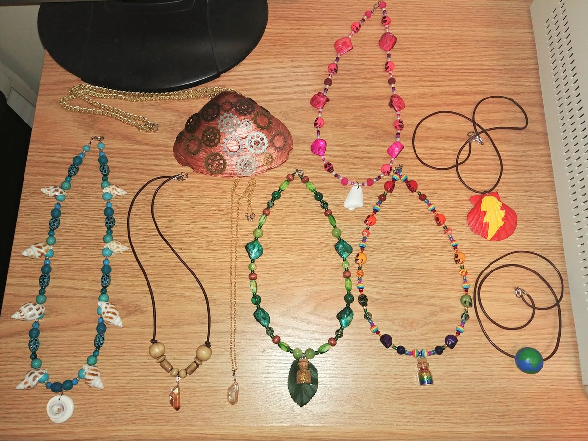 Kaane_Hawkvale's tweet photo. I made these #necklaces while watching all 3 Back to the Future movies.
#necklace #art #crafting #jewellry #jewelry #steampunk #mermaid #mermaids #seashells #shazam #globe #world #nature #magic #magicbottles #jewelrycrafting #jewelrymaking https://t.co/a1Zto50V8O