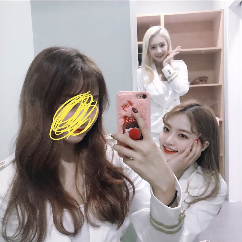 LUNARSOLAR_INTL's tweet photo. [PREDEBUT] Jian with ACEMAX Red's Lena &amp; DIA's Somyi

*She’s the one holding the phone* https://t.co/fXE1bkWVJp