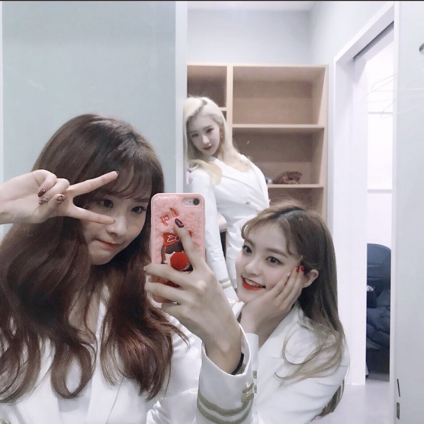 LUNARSOLAR_INTL's tweet photo. [PREDEBUT] Jian with ACEMAX Red's Lena &amp; DIA's Somyi

*She’s the one holding the phone* https://t.co/fXE1bkWVJp