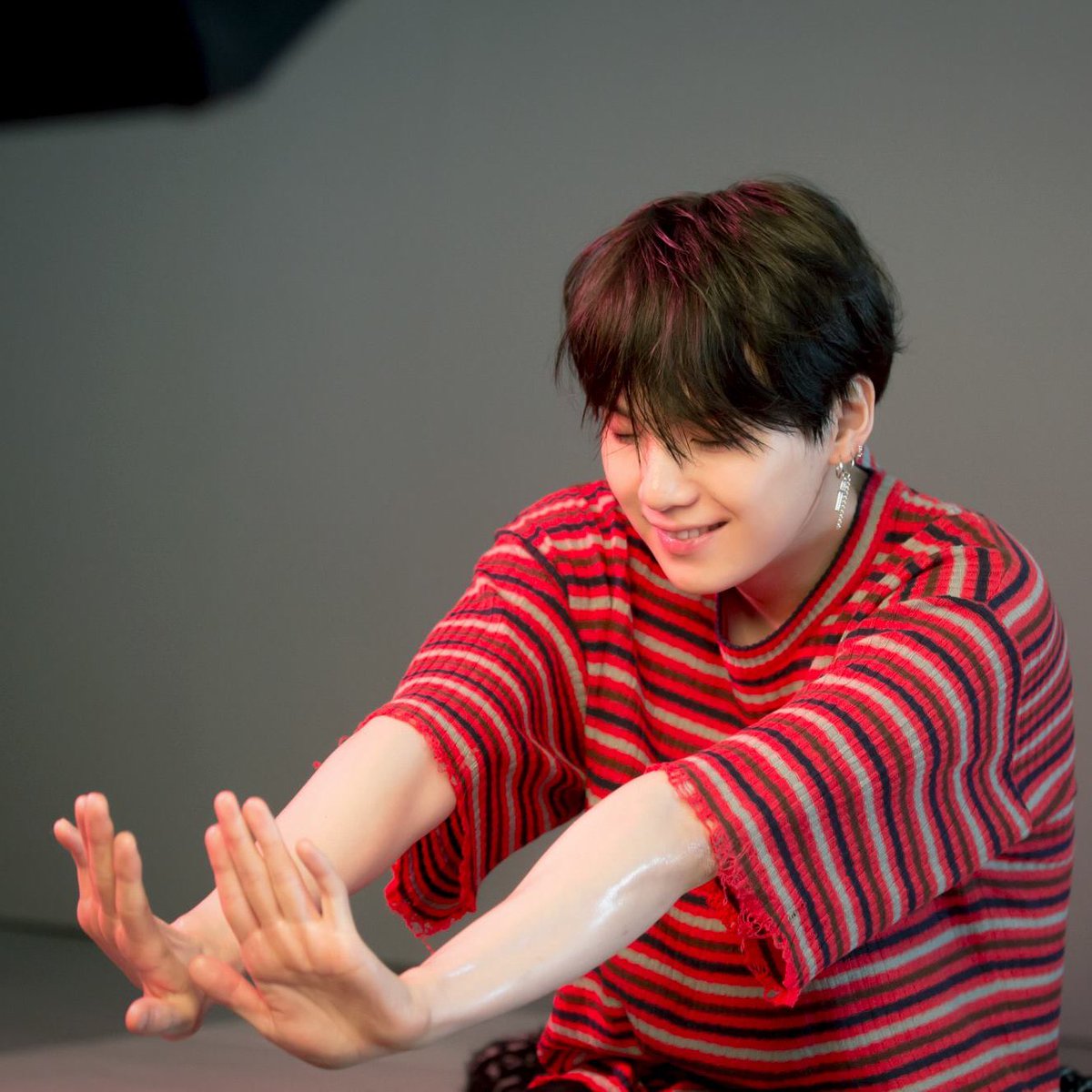 a thread of black haired yoongi in red for the early-2000’s hot topic emo kids