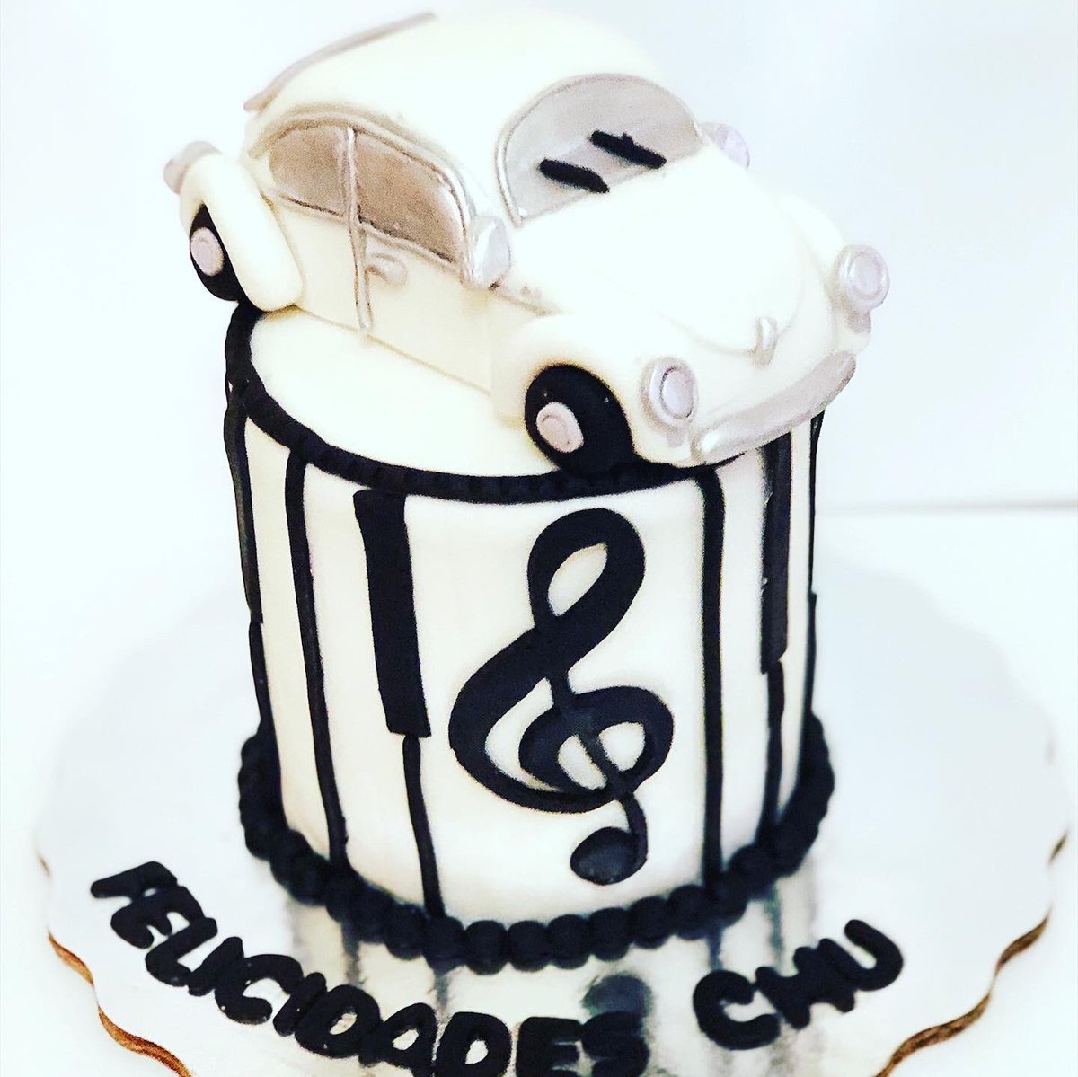 kamilcake's tweet photo. “Felicidades Chu”
.
.
.
.
#pastelvocho #notasmusicales #teclasdepiano #kamilcakecdmx #kamicake #wv #wolkswagen #wolkswagencake #artfondant #fondantcake https://t.co/gXCEaAhap0