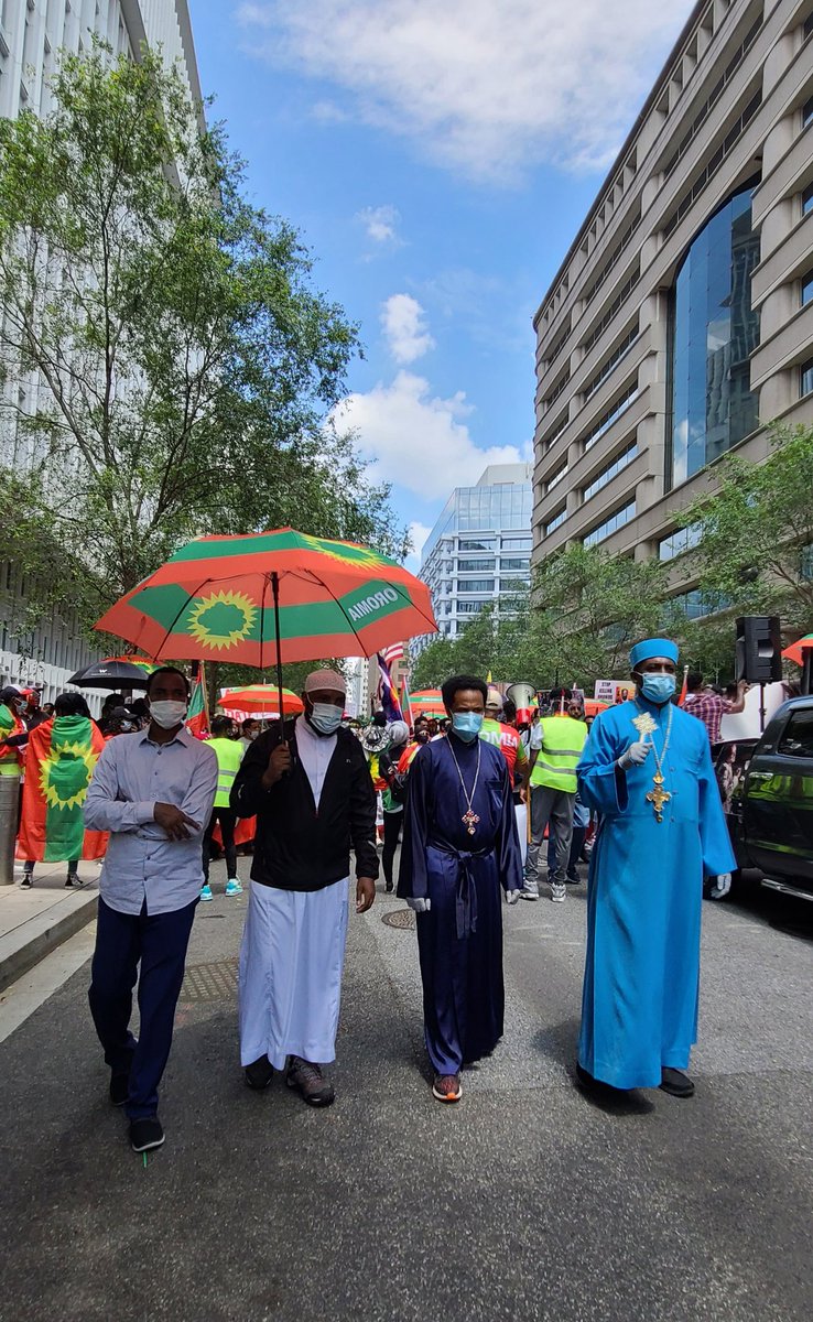 Keenyaaf's tweet photo. Tokkummaan humna ( Unity is power). Said #HaacaaluuHundeessaa  
You CAN NOT divide Oromo by religion!!
#OromoProtests #AbiyMustGo #dcprotest https://t.co/NOo6g5TfkJ