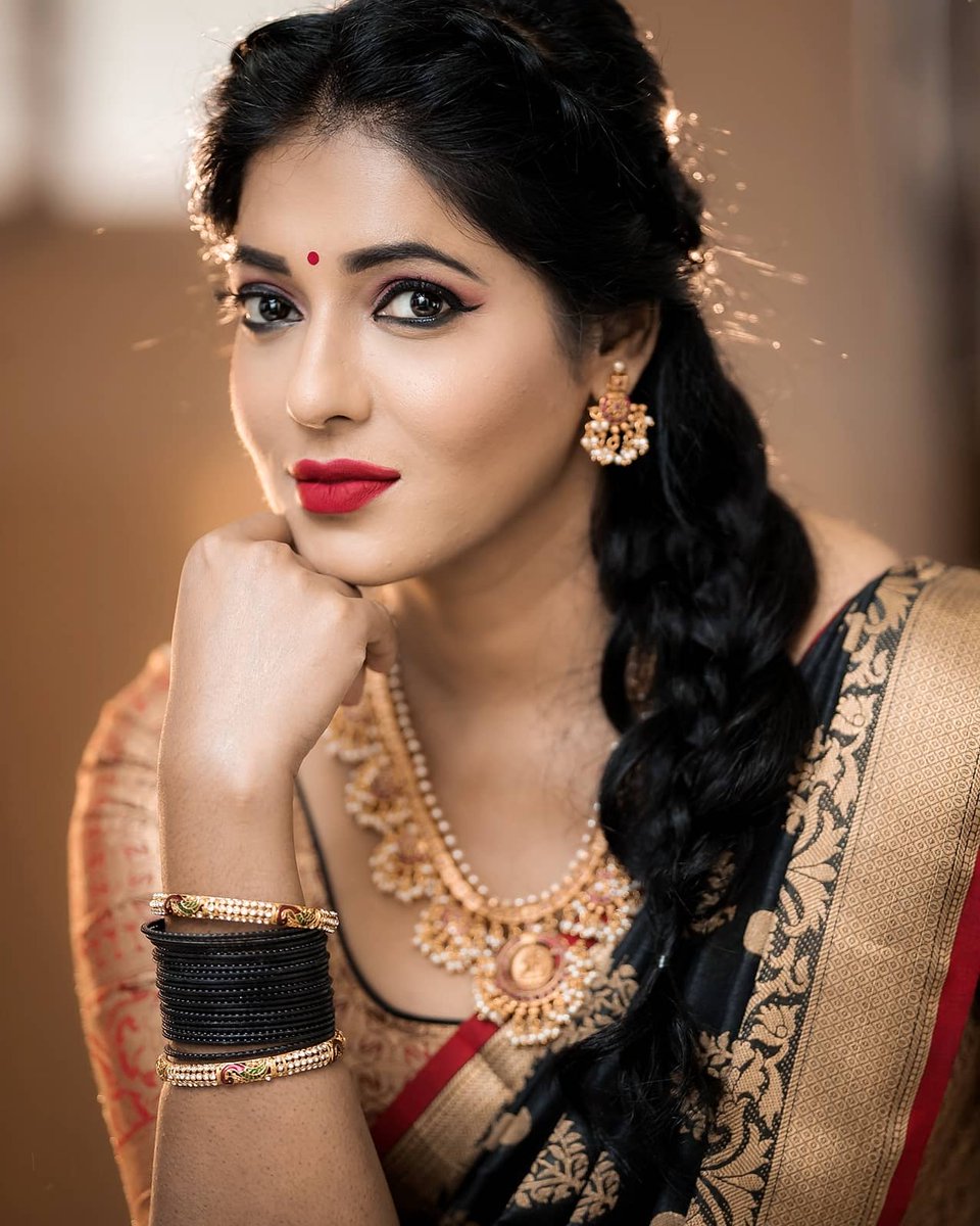reshupasupuleti's tweet photo. If you don't come out of quarantine with a #newskill #newsidehustle #newknowledge you never lacked time, you lacked discipline. #focusonthegood #thinkpositive #workhard #talkischeap
#bossupqueens👑
Blouse: @swaadh
Photography: @camsenthil
Organized by : @rrajeshananda https://t.co/68v2zAcrCG