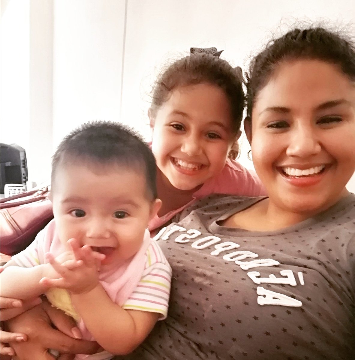DeliRueda's tweet photo. Grande es siempre el amor maternal, pero toca en lo sublime cuando se mezcla con la admiración por el de ustedes, las amooo! 💕#Pollygirls #Greciababy💖👩‍👧‍👧 https://t.co/SnYdVu7KGC