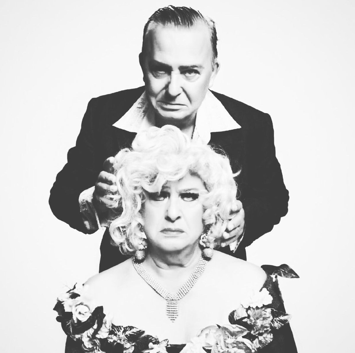 demetakbag's tweet photo. Kendi stilinde bir tekti. Ve sahne üzerinde dünyanın en zeki insanlarından biriydi. Bir devir kapandı, çok üzgünüm...  Allah rahmet eylesin. https://t.co/S7kaArwI3o