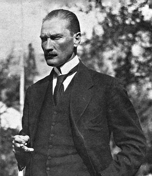 asenaa027's tweet photo. Atatürk ve silah arkadaşları olmasaydı şimdi Kimin çocuğu olurdun bilemezdin. O yüzden sevebilirsin mesela ya da resmi Olan paraya it gibi muhtaç olduğun için de.

#AtatürküNedenSeveyim https://t.co/aL2aNfmOhv